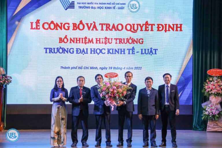 Tập thể lãnh đạo Trường tặng hoa chúc mừng PGS.TS Hoàng Công Gia Khánh - Tân Hiệu trưởng nhà trường 