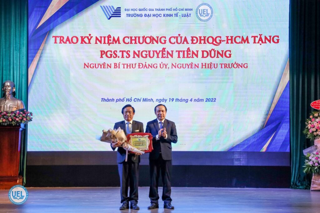 PGS.TS Nguyễn Tiến Dũng - Nguyên Bí thư Đảng ủy, Nguyên Hiệu trưởng nhận kỷ niệm chương của ĐHQG-HCM