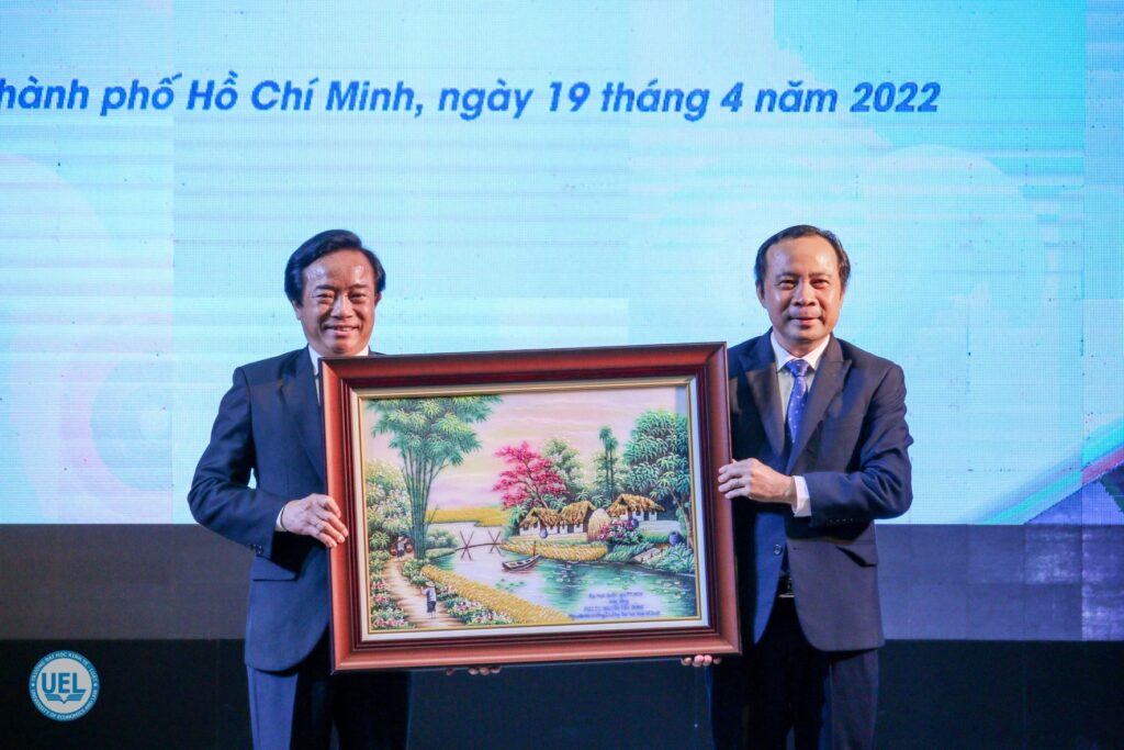 Hiệu trưởng Trường Đại học Kinh tế – Luật: PGS.TS Hoàng Công Gia Khánh