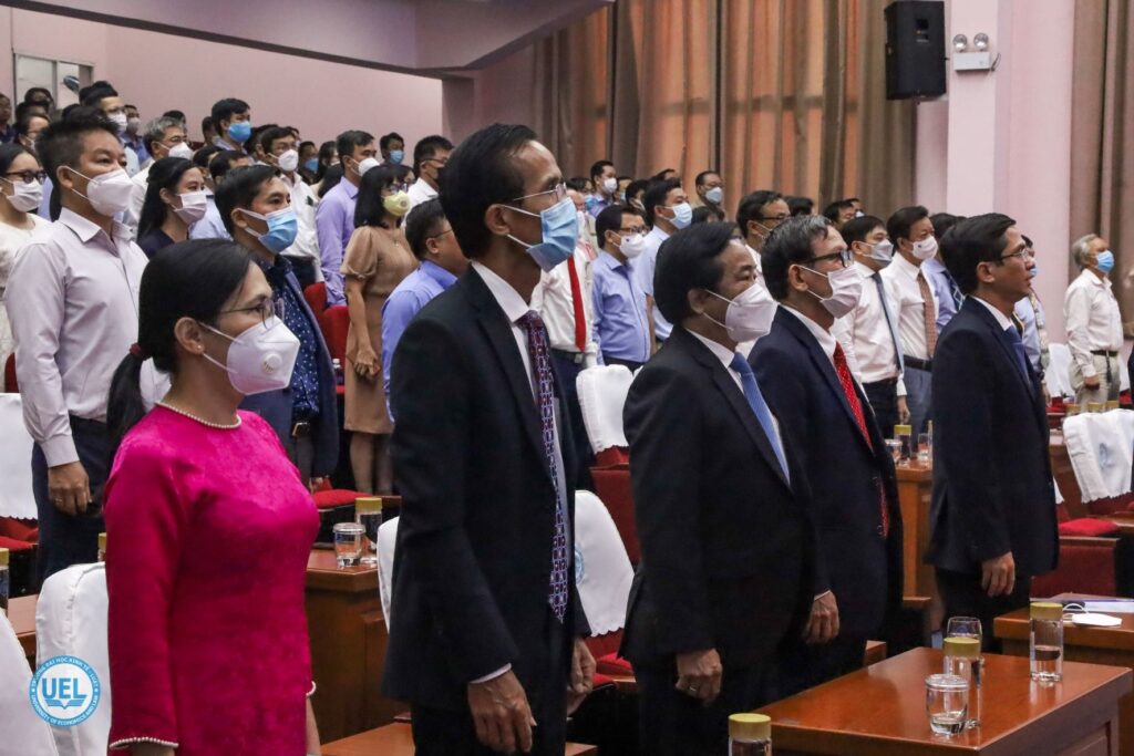 Toàn thể Hội trường làm lễ chào cờ