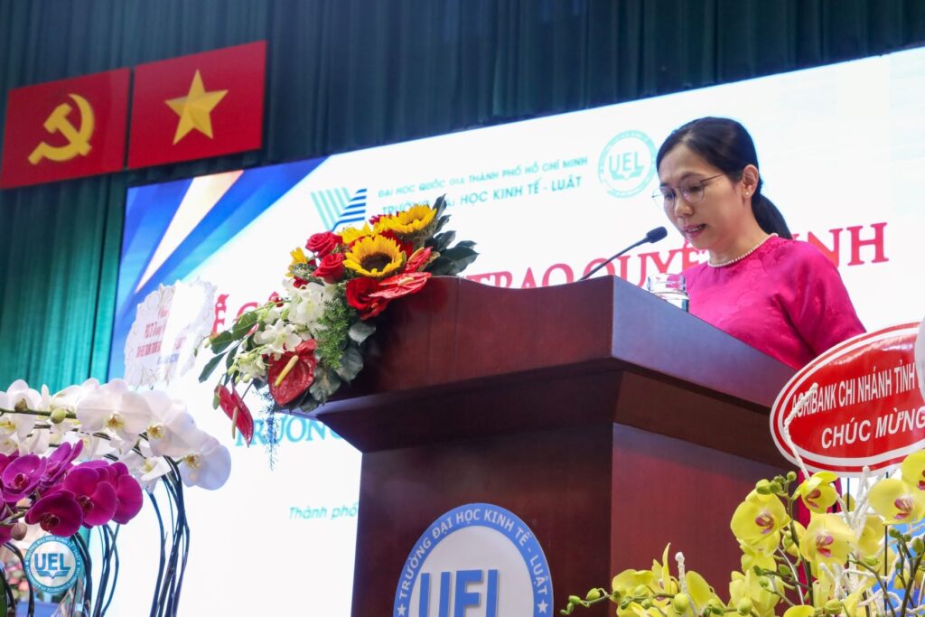 TS Lê Thị Anh Trâm, Trưởng Ban Tổ chức - Cán bộ ĐHQG-HCM đã lên công bố quyết định bổ nhiệm Hiệu trưởng Trường Đại học Kinh tế - Luật