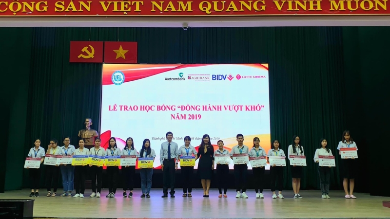 Lễ trao học bổng Đồng hành vượt khó