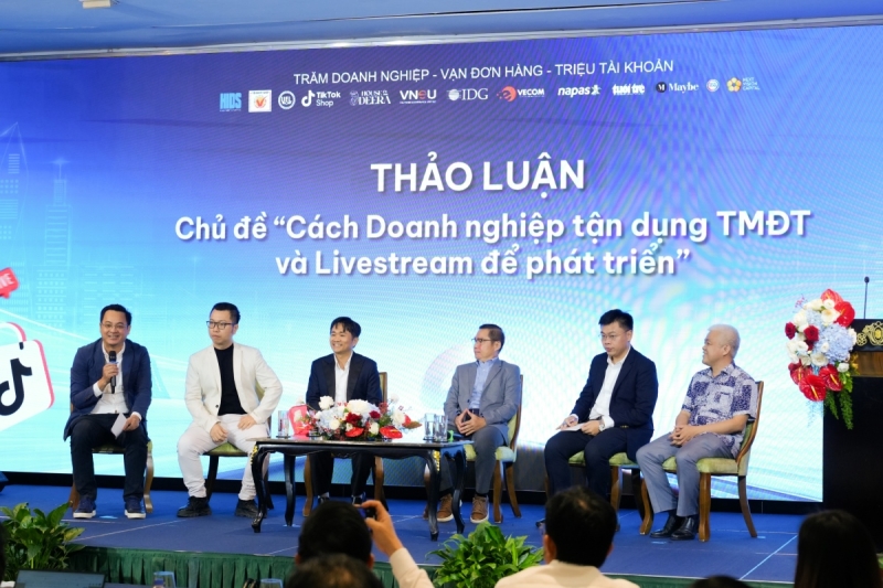 TS Lê Hoành Sử - Trưởng khoa Khoa Hệ thống thông tin tham gia chia sẻ tại tọa đàm "Cách doanh nghiệp tận dụng TMĐT và Livestream để phát triển" tại Diễn đàn Thương mại điện tử TP.HCM