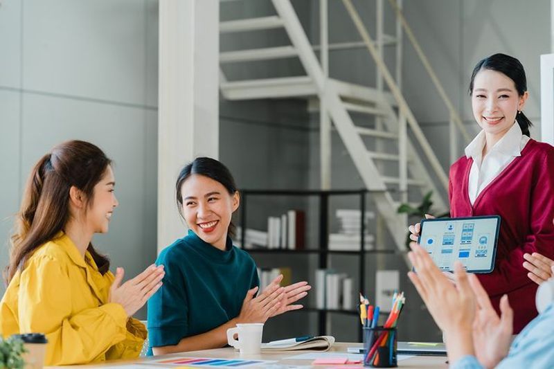 Làm việc tại các tổ chức phi chính phủ, tổ chức phát triển quốc tế