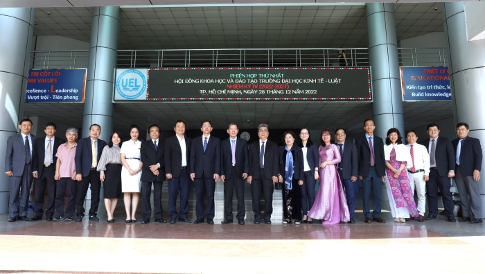 Các thành viên Hội đồng Khoa học và Đào tạo Trường nhiệm kỳ IV (2022-2027) chụp hình lưu niệm